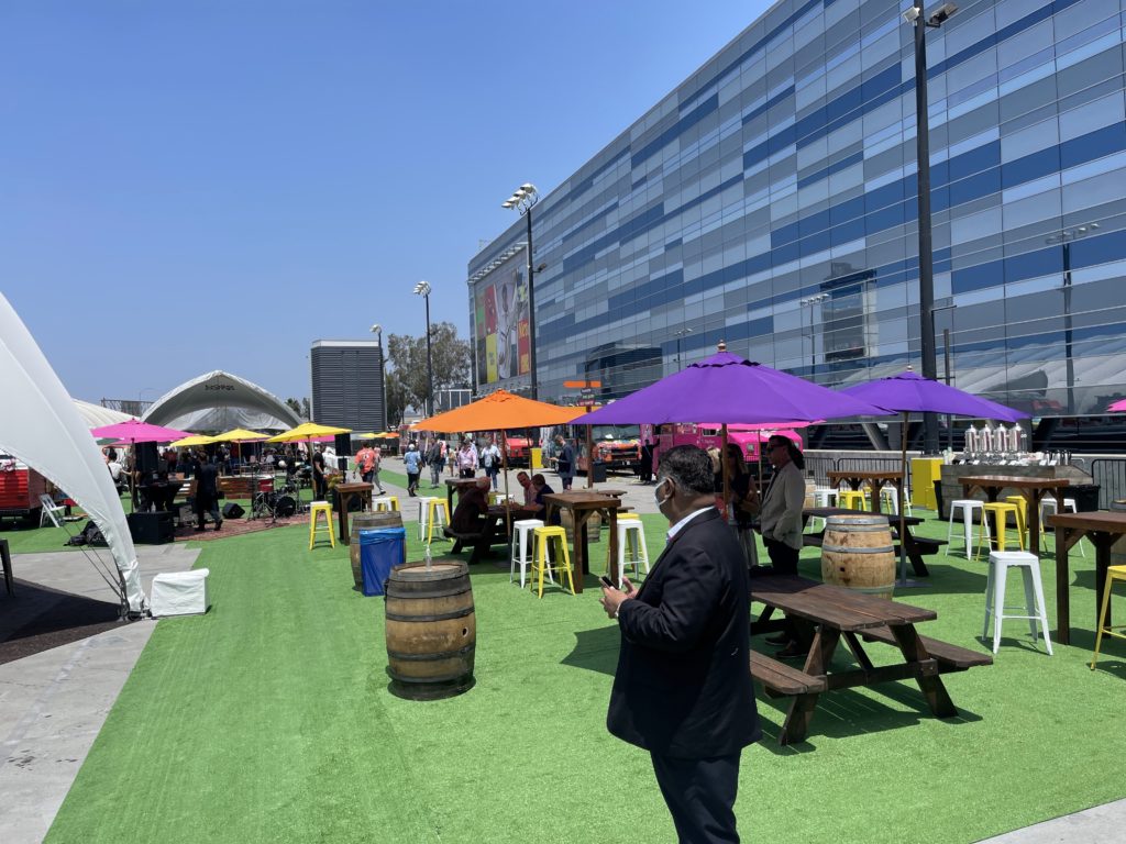 Outdoor event with internet rental